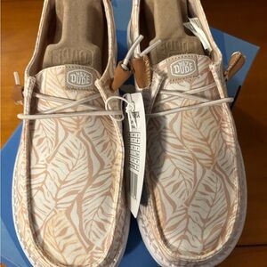 Women’s Hey Dude Wendy Tropical Loafers Color: Tan/Light Pink Size: 7 NWT
